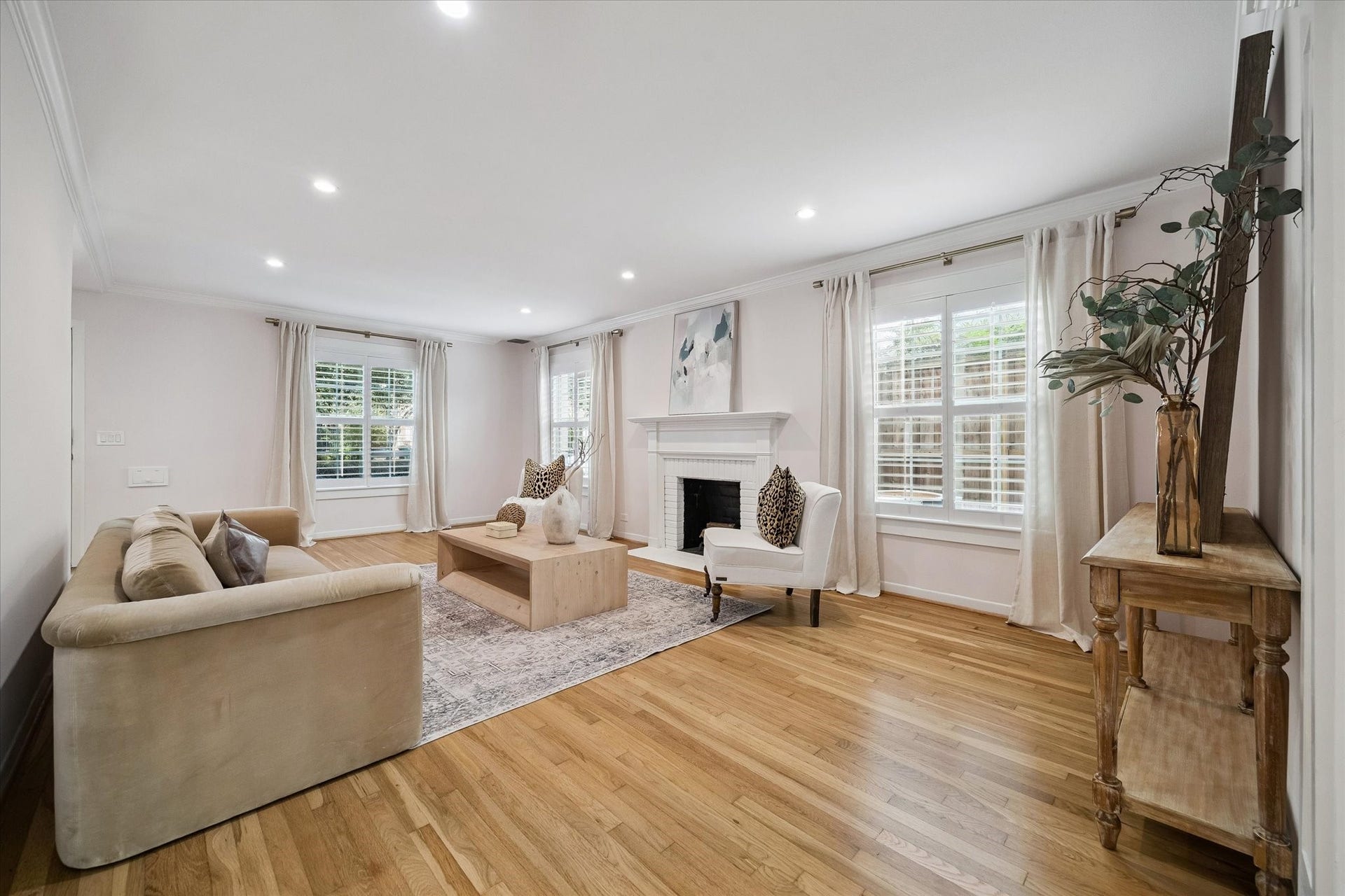 2041 Dryden Road, Houston, TX 77030 Living Room