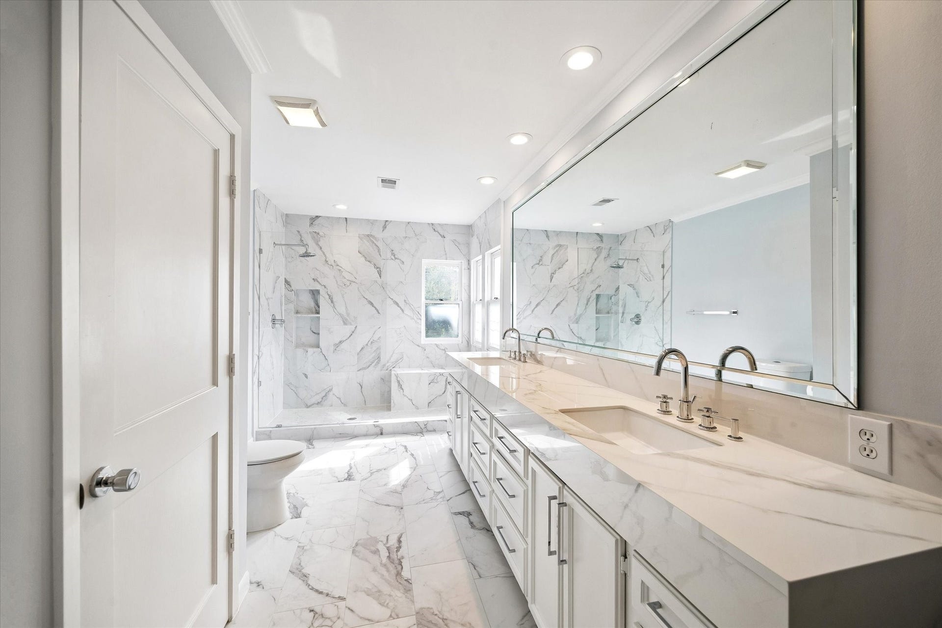 2041 Dryden Road, Houston, TX 77030 Primary Bath