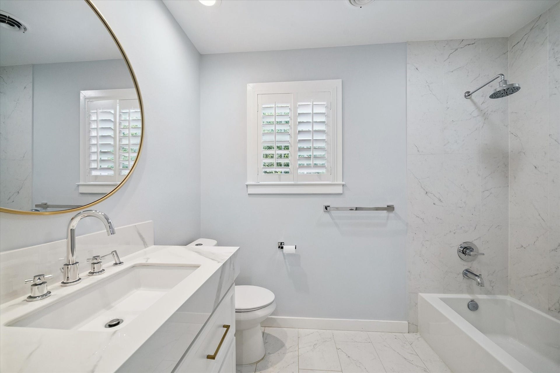 2041 Dryden Road, Houston, TX 77030 Hall Bath