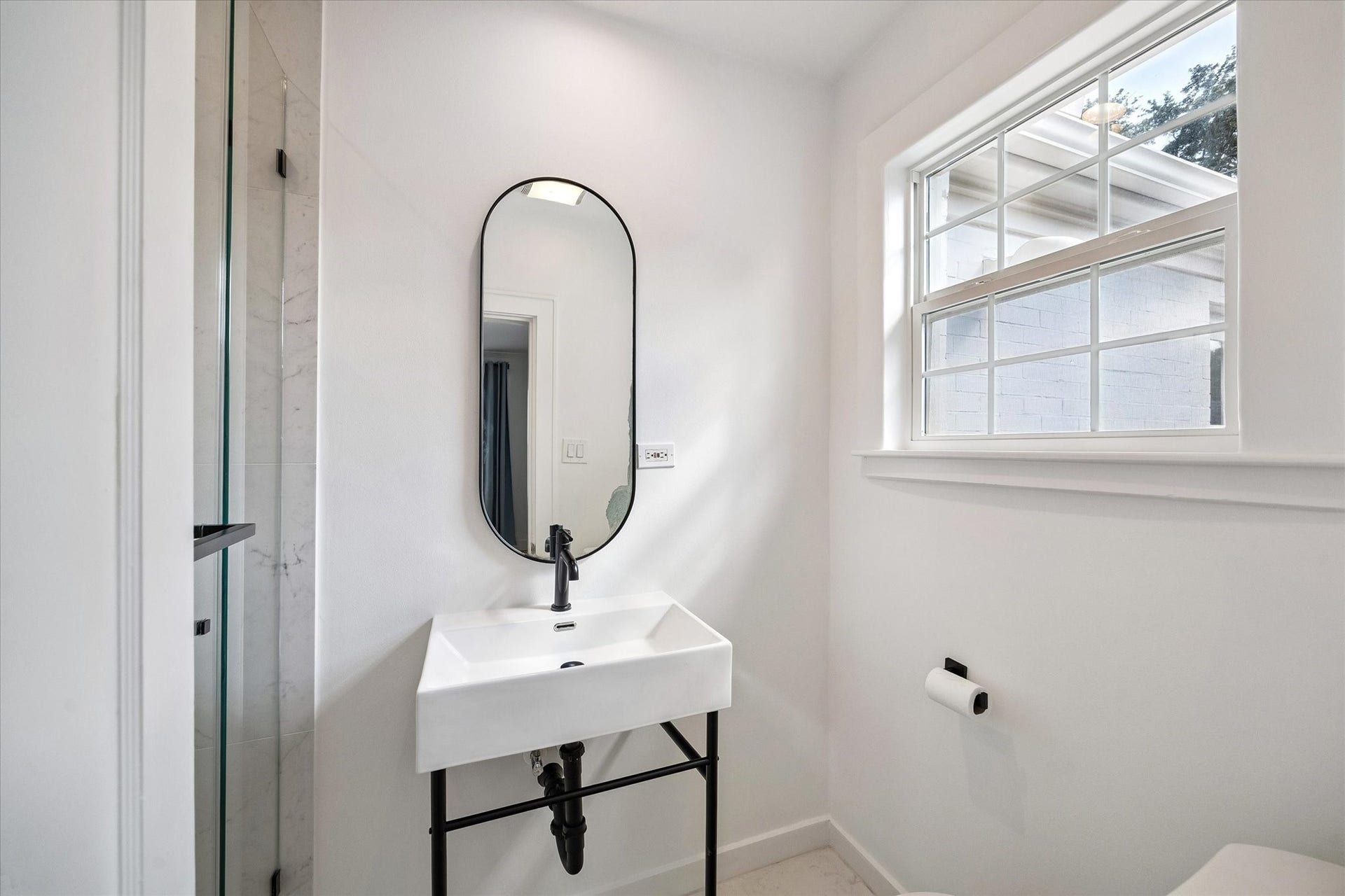 2041 Dryden Road, Houston, TX 77030 Bedroom Three's ensuite Bath