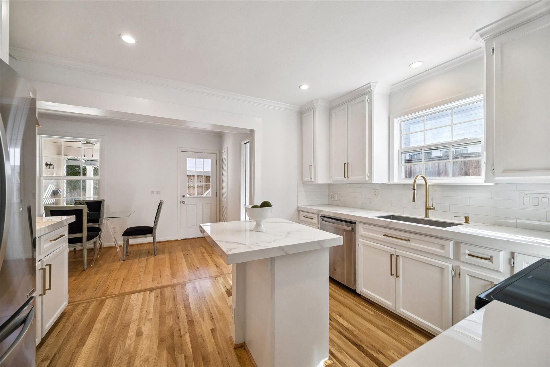 2041 Dryden Road, Houston, TX 77030 Kitchen with view toward Breakfast Room