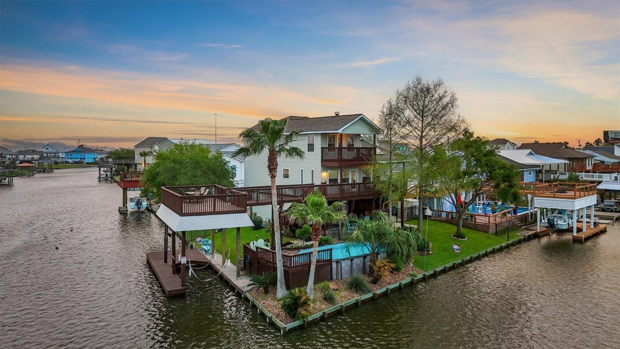 Property photo for 9 S Sandpiper Street, La Marque, TX