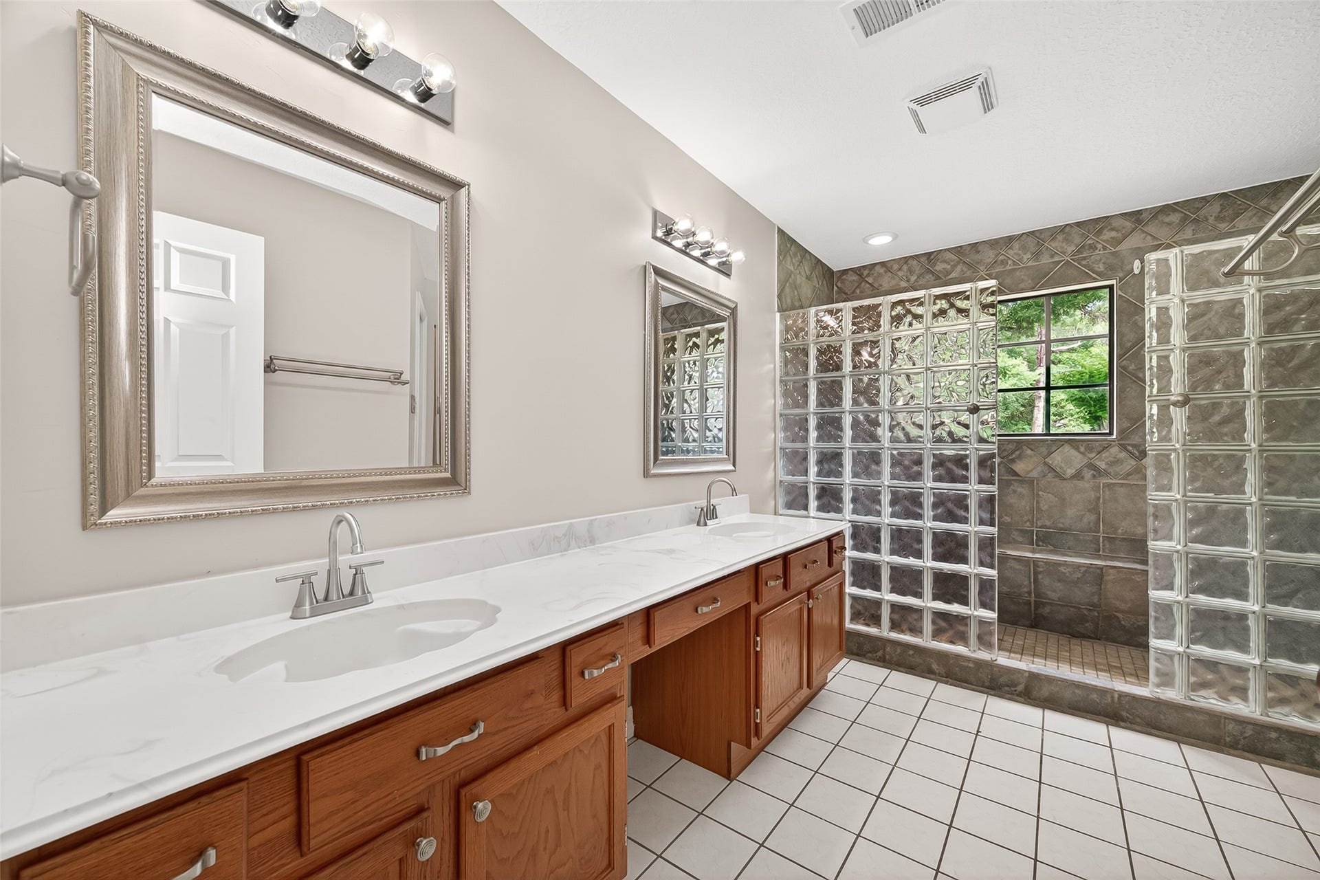 34 Green Slope Place, The Woodlands, TX 77381 34 Green Slope Place, The Woodlands, TX 77381
