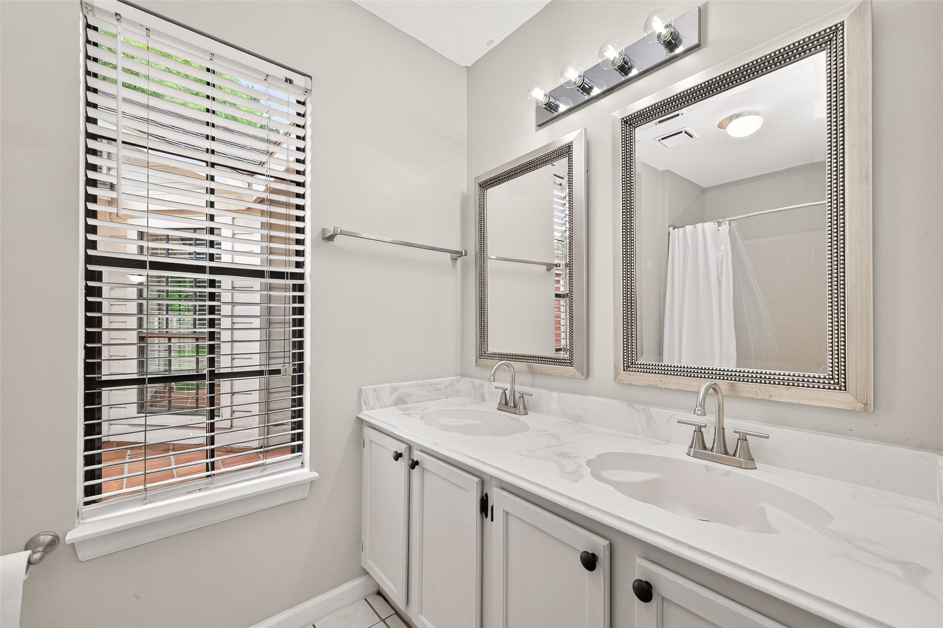 34 Green Slope Place, The Woodlands, TX 77381 34 Green Slope Place, The Woodlands, TX 77381