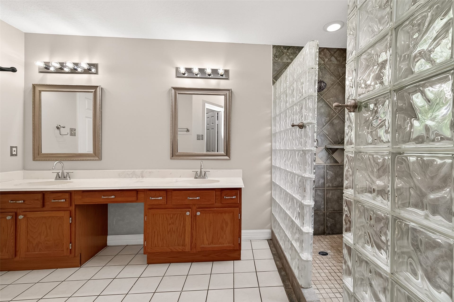 34 Green Slope Place, The Woodlands, TX 77381 34 Green Slope Place, The Woodlands, TX 77381