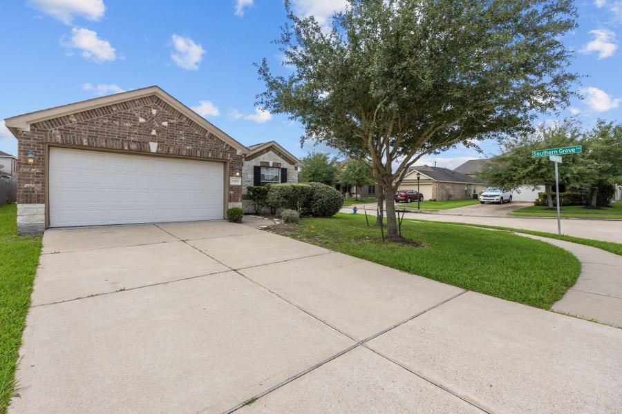 Property photo for 13202 Southern Creek Drive, Pearland, TX