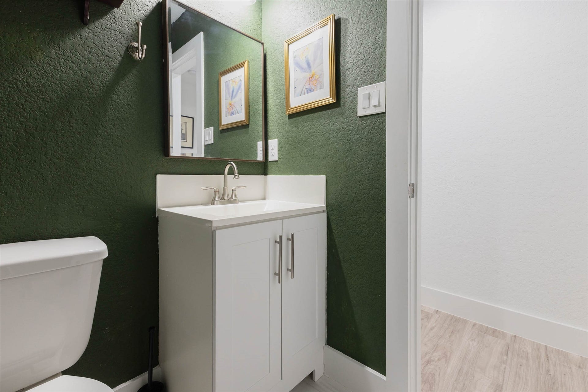 7032 Rook Boulevard, Houston, TX 77087 An added convenience for guests and everyday living, keeping the main bedroom suite more private.