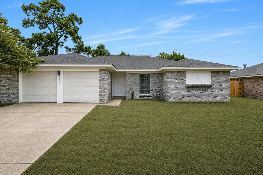 Property photo for 1600 Broken Arrow Street, Baytown, TX