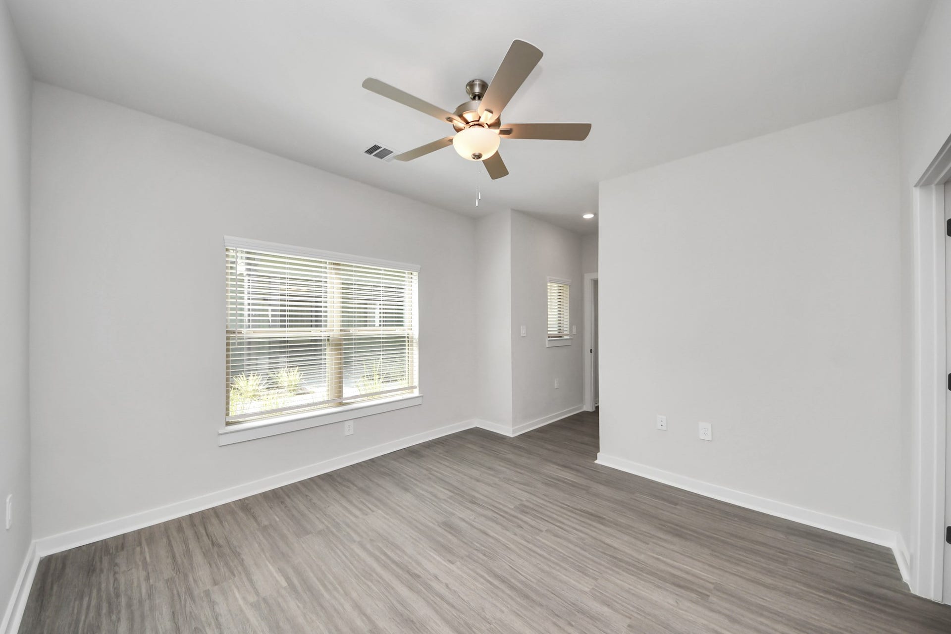 Primary Suite offers walk-closet,bath w/dual vanities&lux tub/shower.