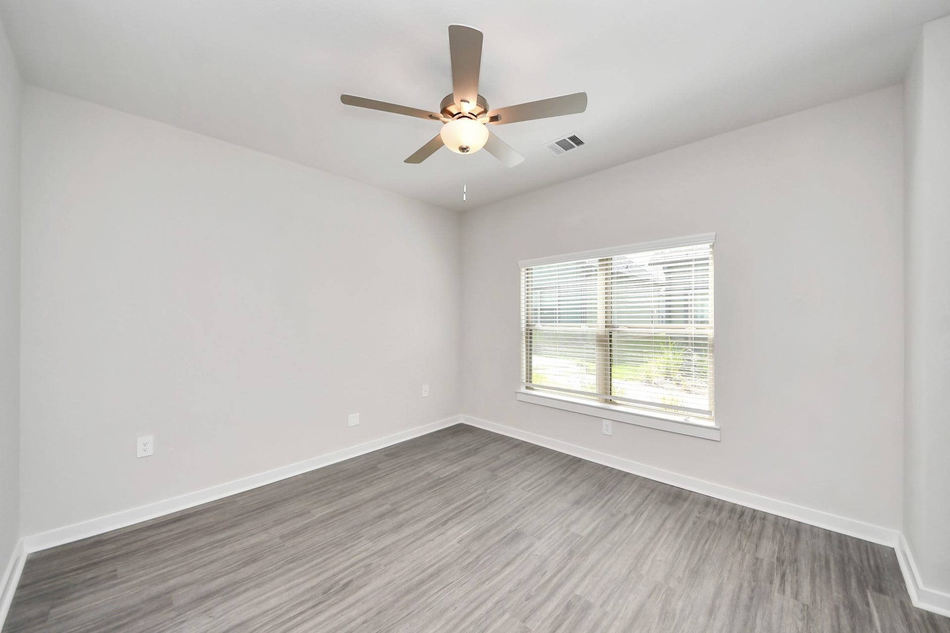 Primary Suite offers walk-closet,bath w/dual vanities&lux tub/shower.