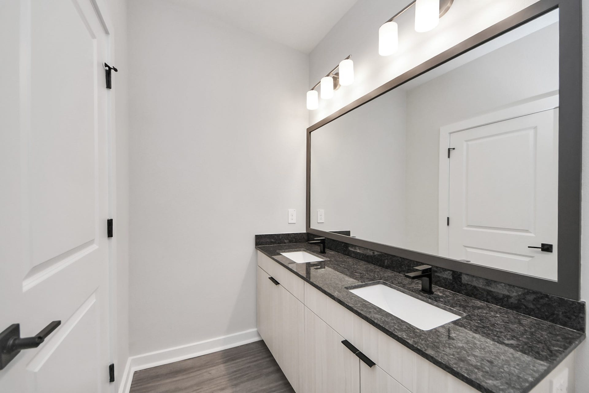 Primary Suite offers walk-closet,bath w/dual vanities&lux tub/shower.
