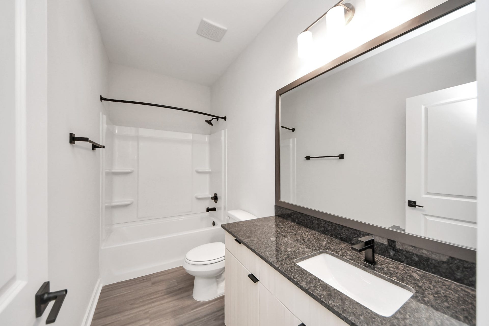 Secondary Guest Bathroom w/Granite Vanity.