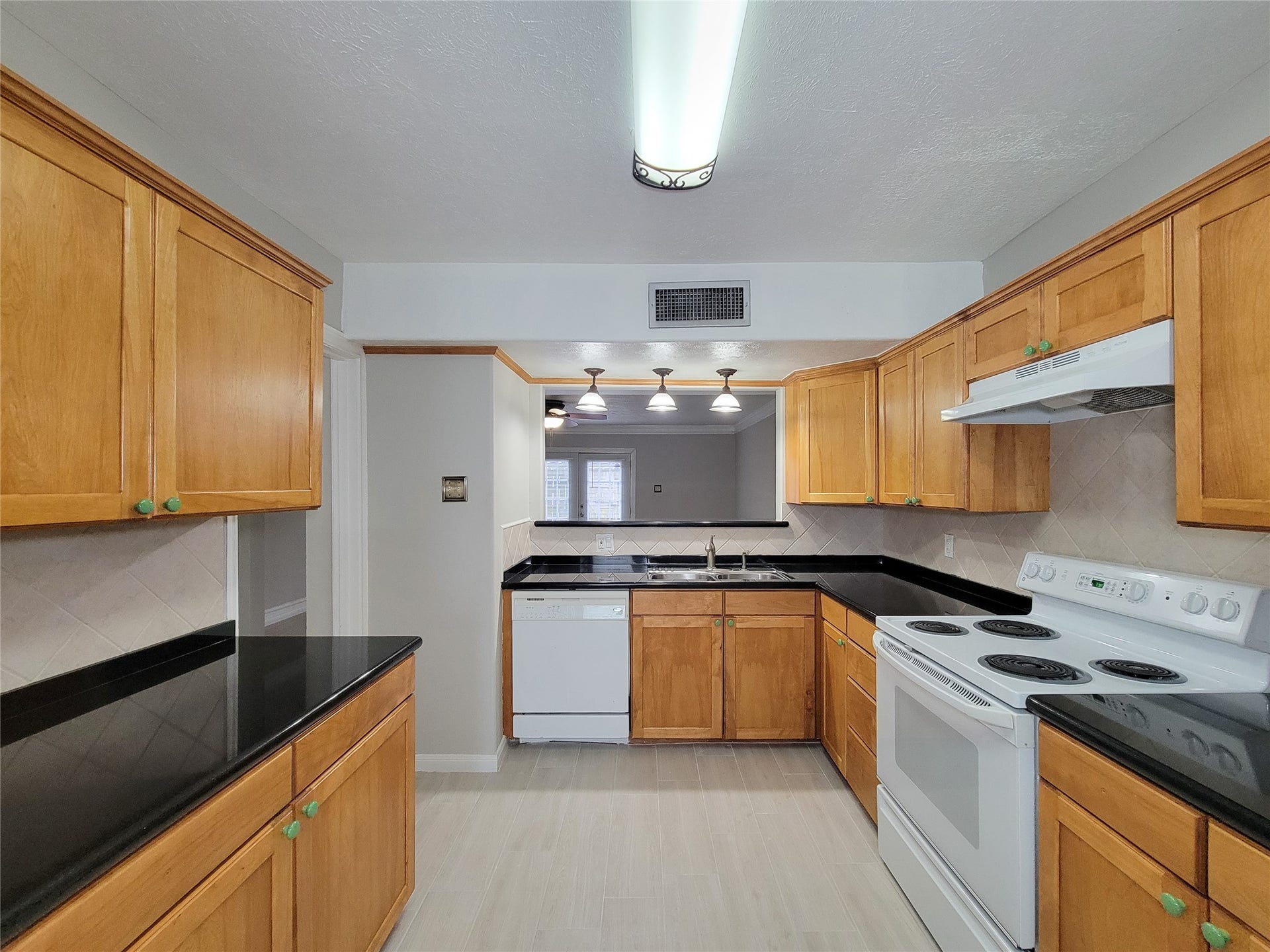 5239 Arboles Drive, #P, Houston, TX 77035 5239 Arboles Drive, #P, Houston, TX 77035