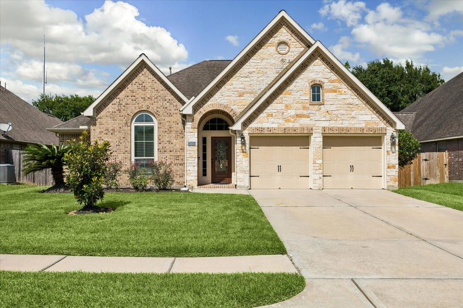 Property photo for 2803 Field Hollow Drive, Pearland, TX