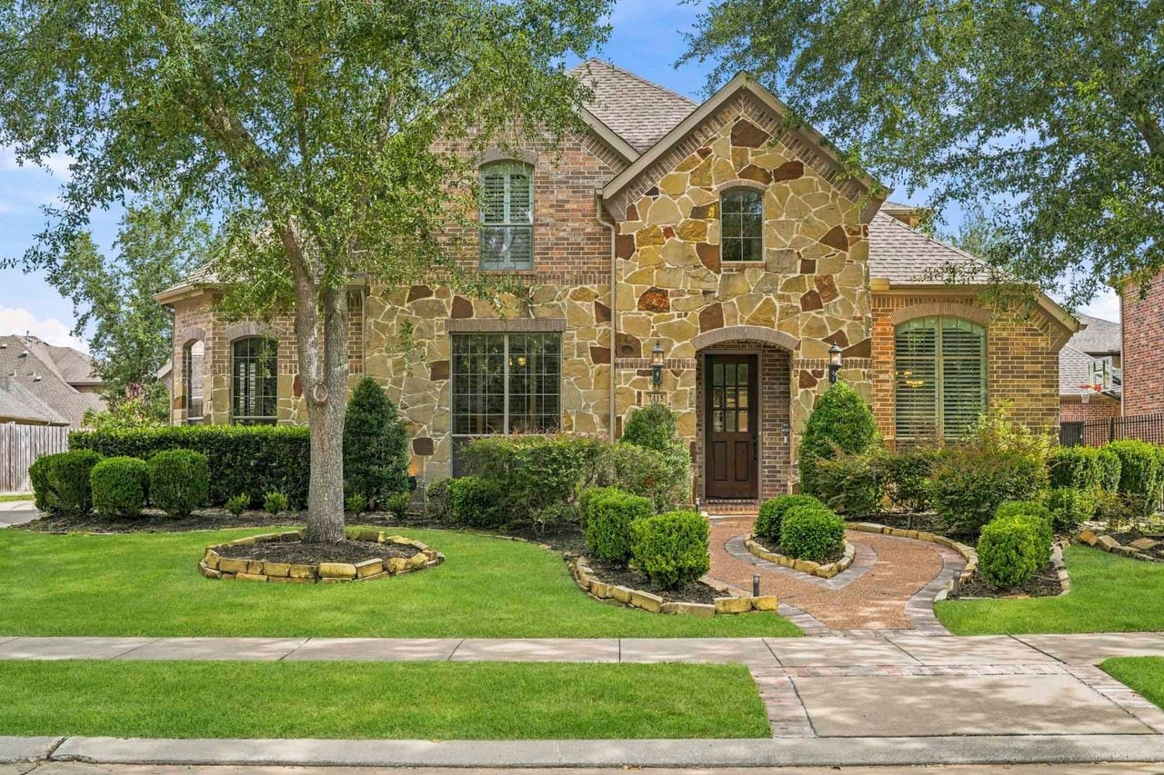 7415 Dresden Avenue, Sugar Land, TX 77479 This beautiful Highland home sits in the heart of Telfair. The stone elevation is just beautiful.