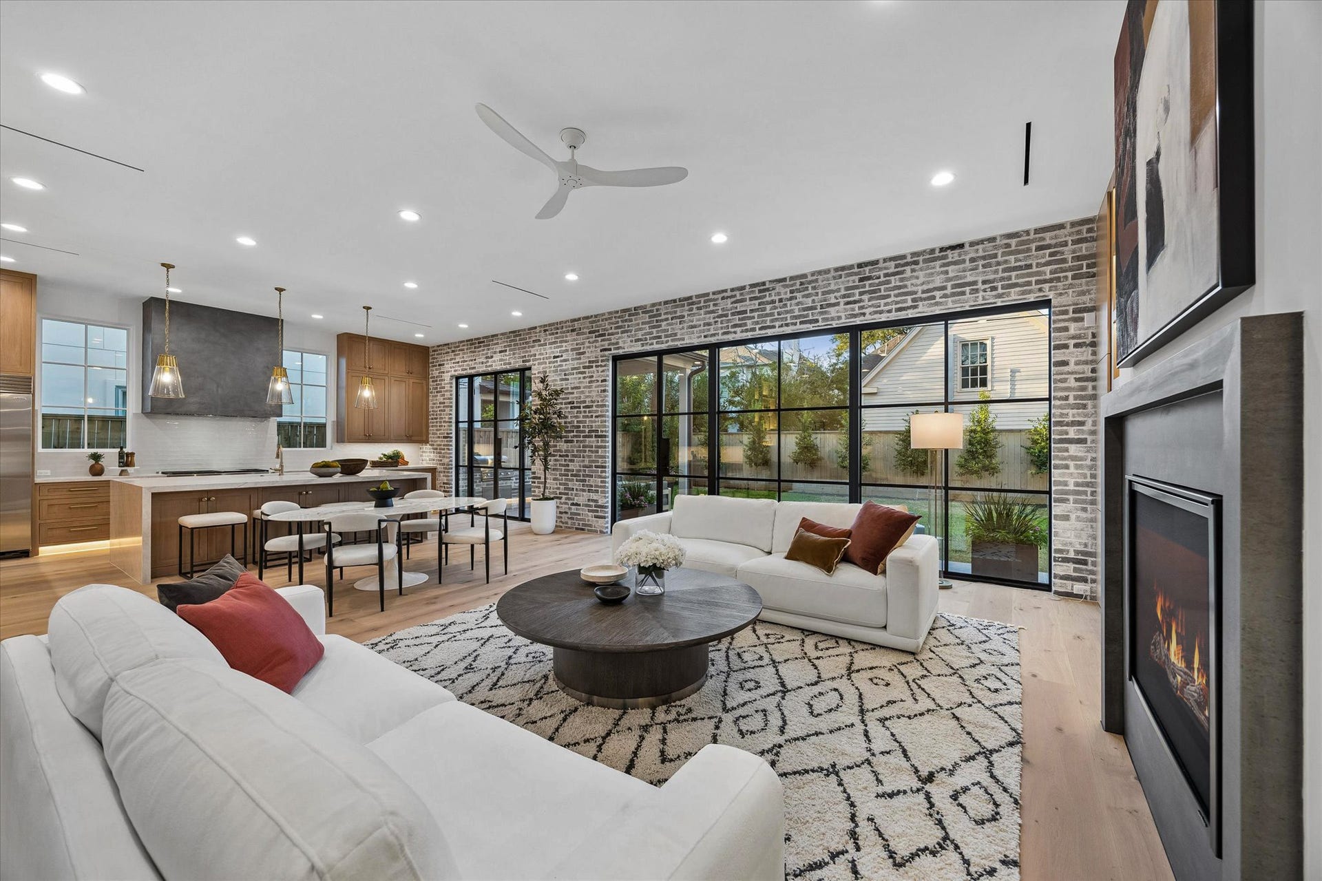 4230 Riley Street, Houston, TX 77005 11' ceilings and walls of windows/doors. Open-concept gathering space that seamlessly integrates the indoors with the outdoors and expands your living space.