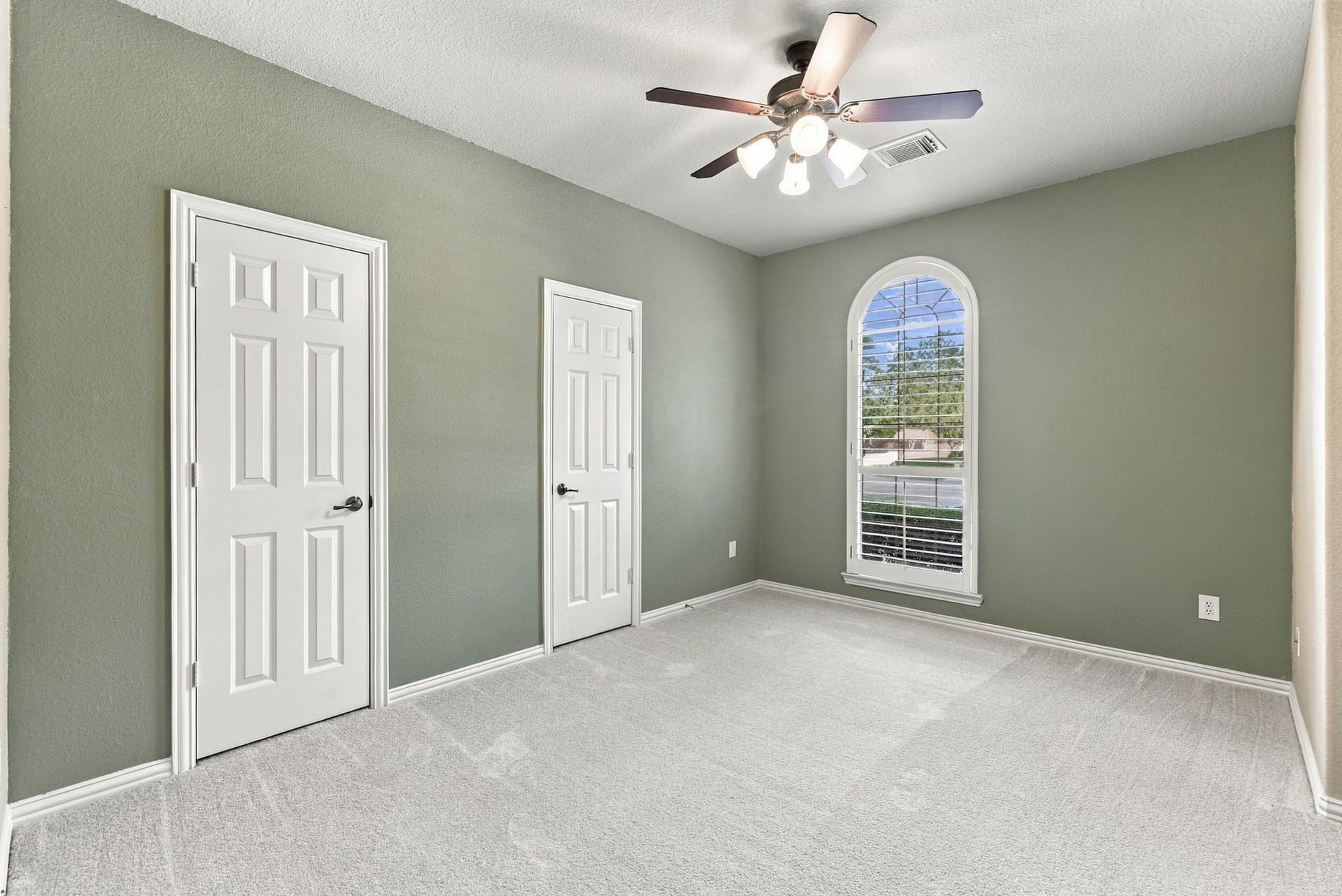 Secondary bedroom.