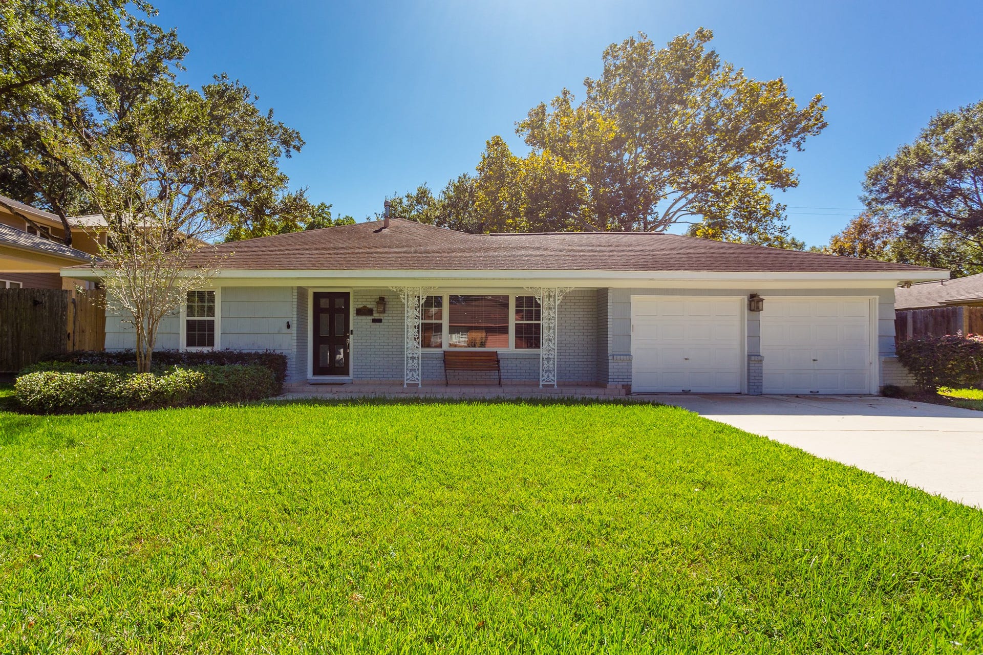 2807 Prescott Street, Houston, TX 77025 Beautiful Knollwood Village home on large lot close to Med Center. Four bedrooms, three baths, 2-car garage and indoor laundry. Fantastic opportunity!
