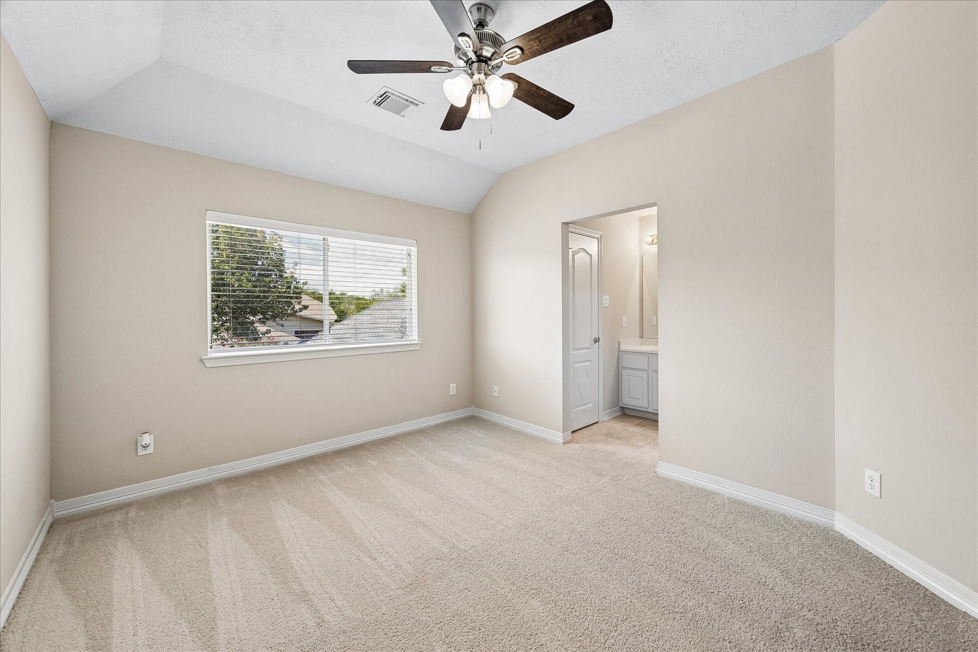 The 4th bedroom also has vaulted ceiling and a walk-in closet.