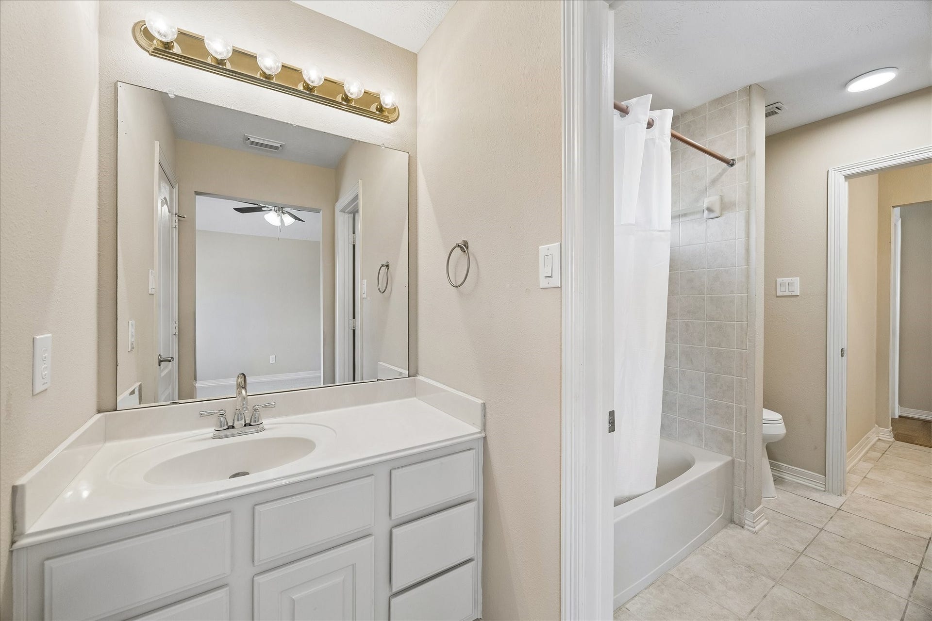 Private vanity for the 4th bedroom.