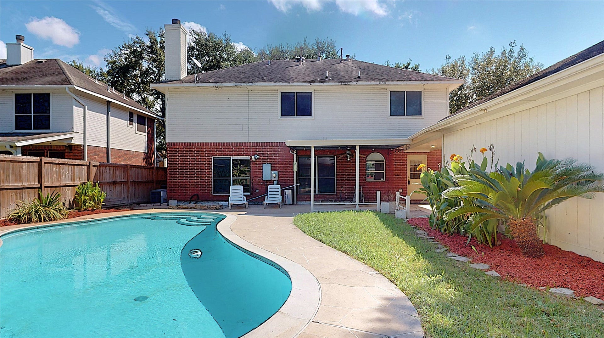 2810 White Oak Lane, Pearland, TX 77584 Pool in backyard