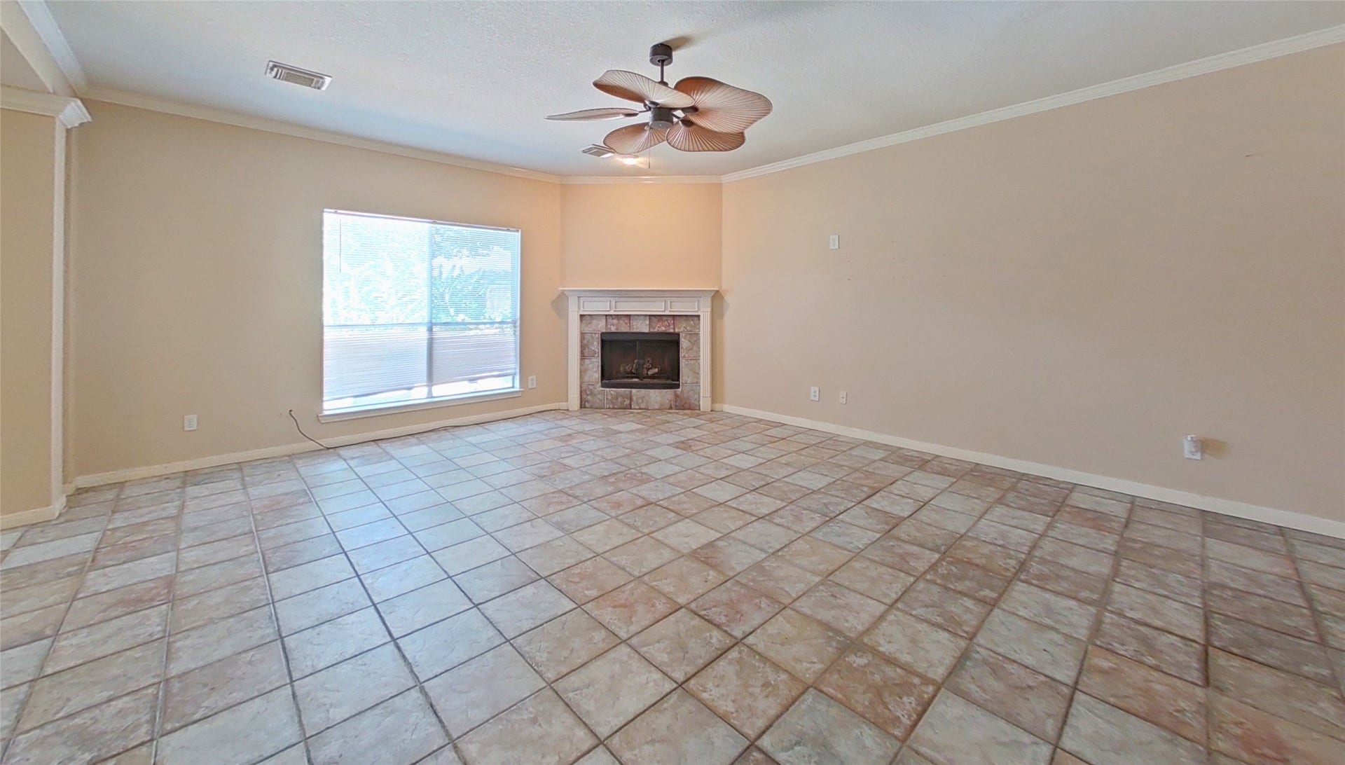 2810 White Oak Lane, Pearland, TX 77584 Another view of family room