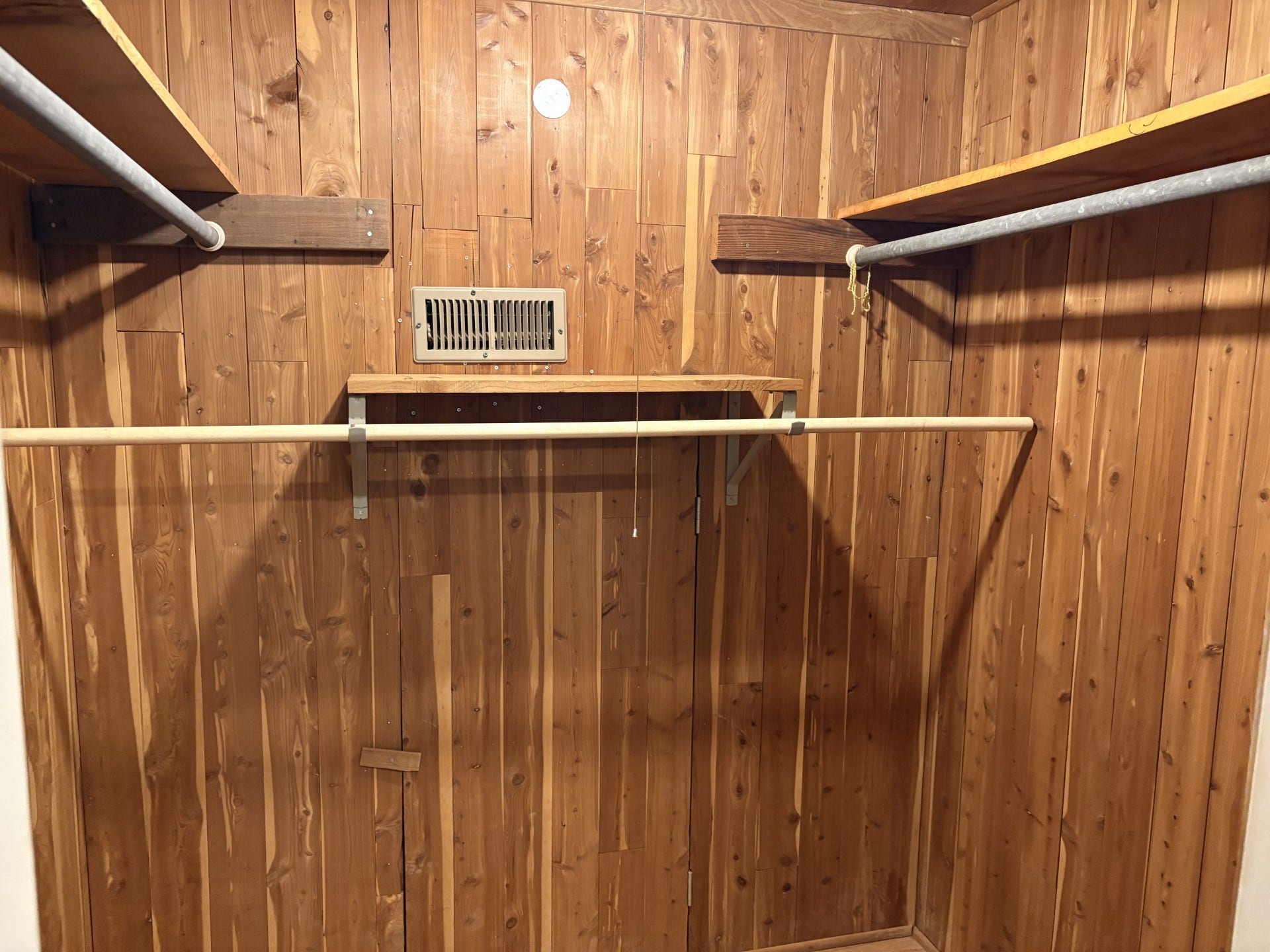 3004 Woodland Drive, Dickinson, TX 77539 Extra storge space in 2nd bedroom