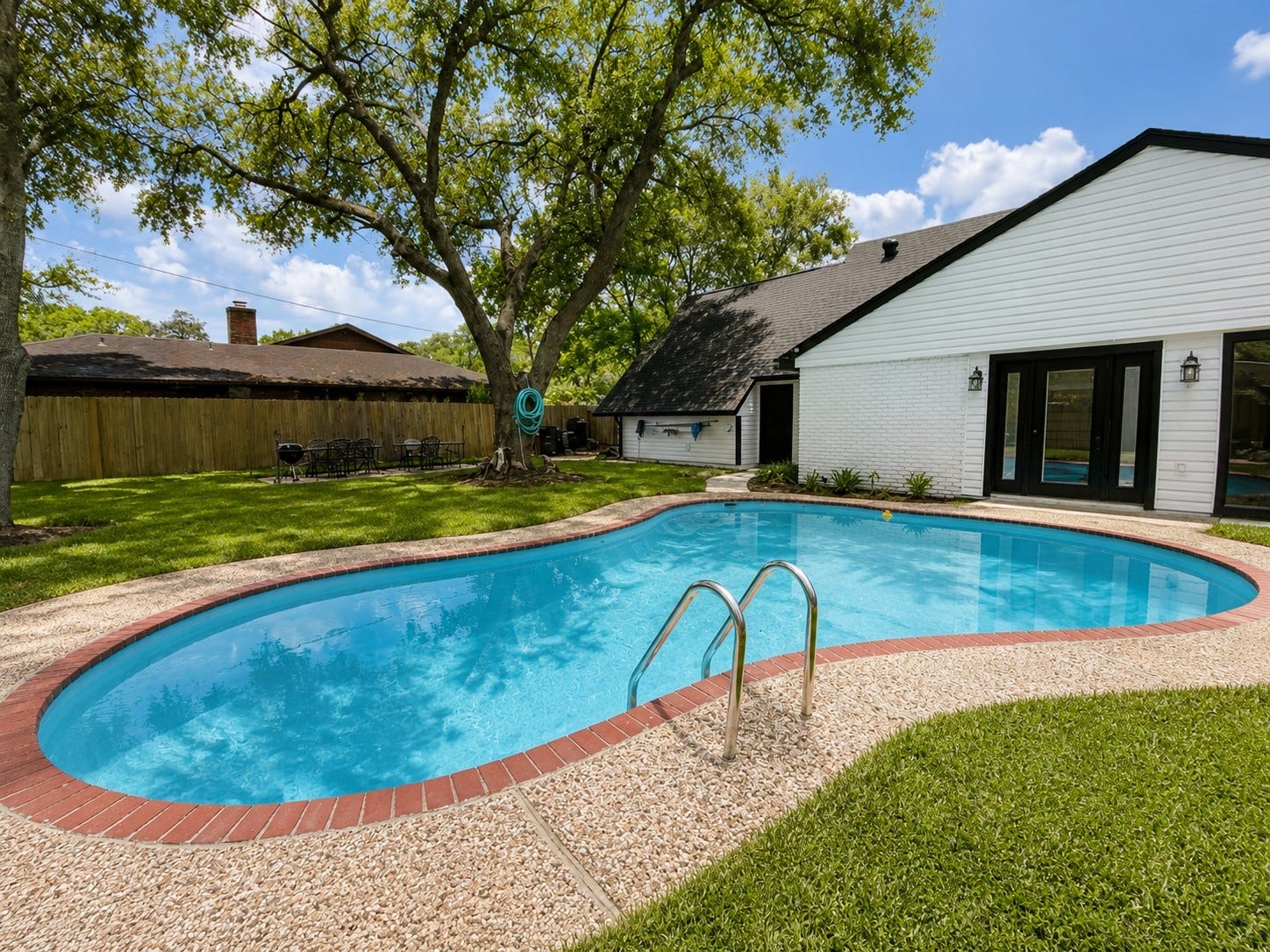 3004 Woodland Drive, Dickinson, TX 77539 Refreshing pool