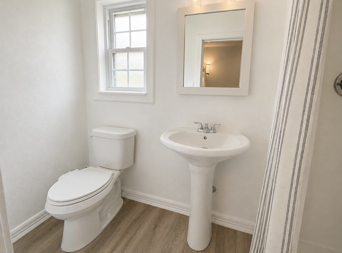 3004 Woodland Drive, Dickinson, TX 77539 2nd floor bathroom