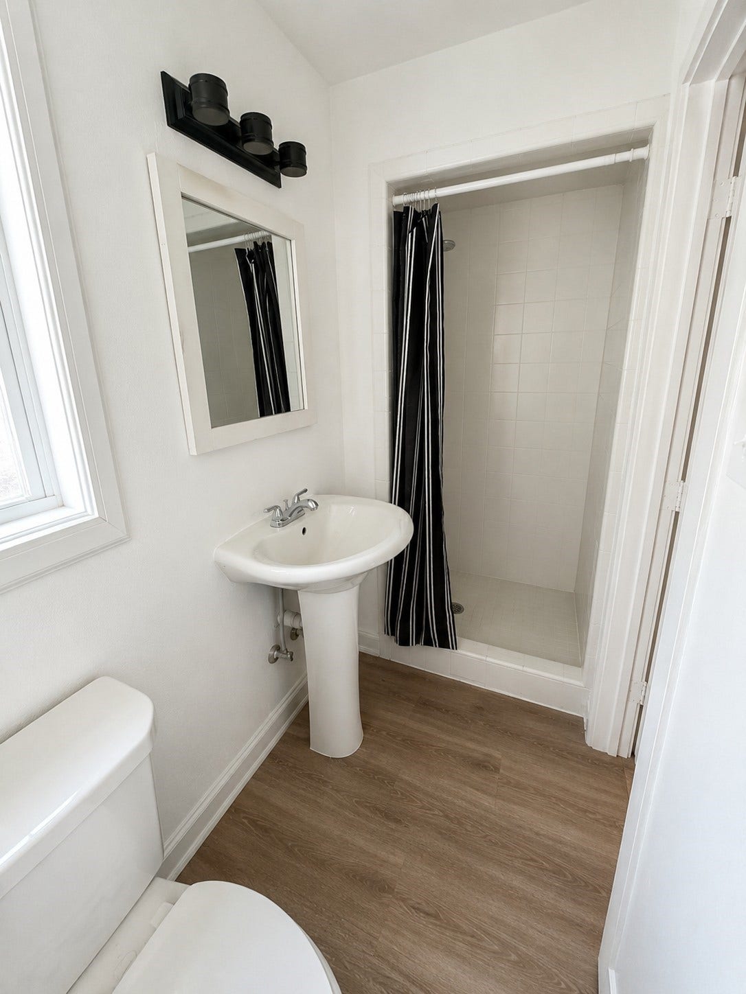 3004 Woodland Drive, Dickinson, TX 77539 2nd floor shower