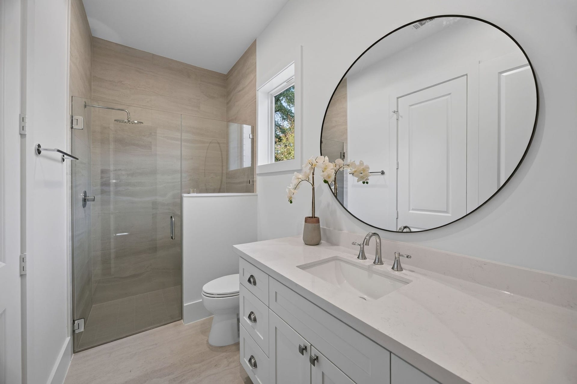 1726 Saxon Drive, Houston, TX 77018 Generously-sized full bathroom downstairs.