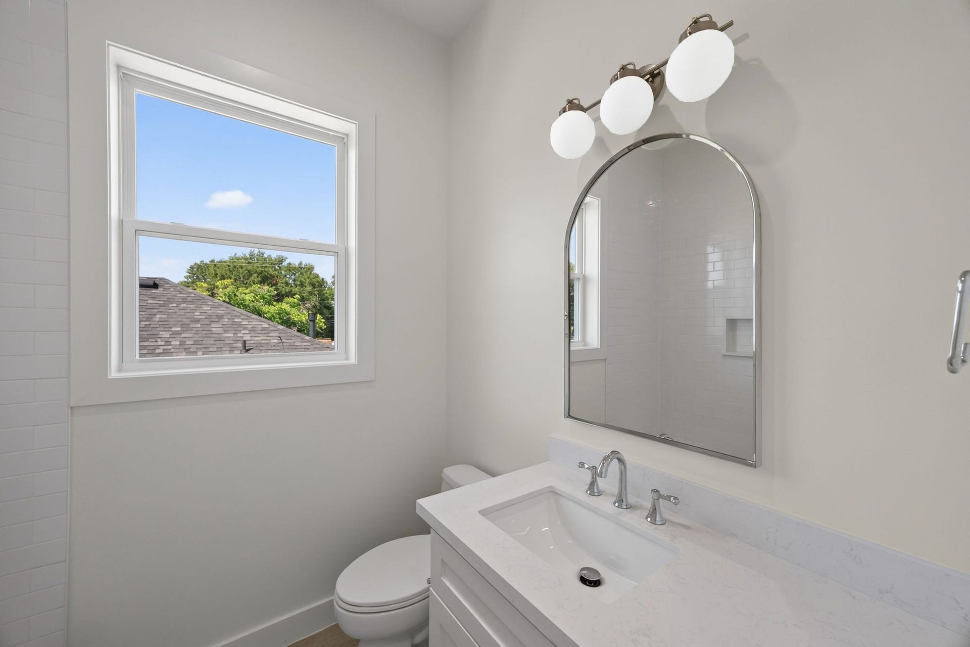1726 Saxon Drive, Houston, TX 77018 Each bedroom has their own full bathroom connected.