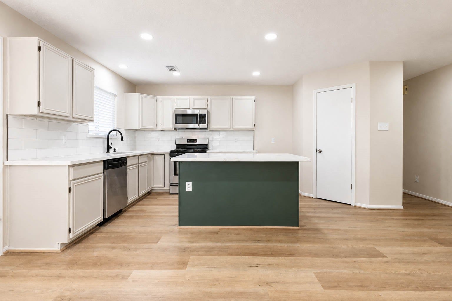 15819 Contender Lane, Friendswood, TX 77546 15819 Contender Lane, Friendswood, TX 77546