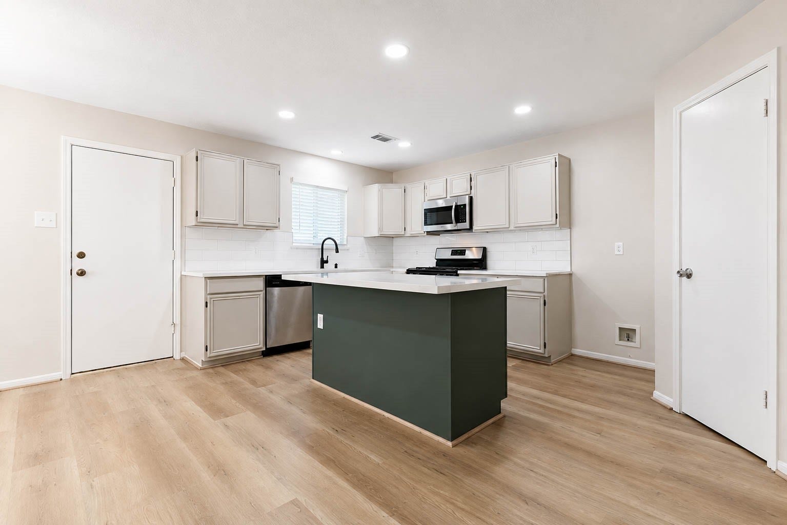 15819 Contender Lane, Friendswood, TX 77546 15819 Contender Lane, Friendswood, TX 77546