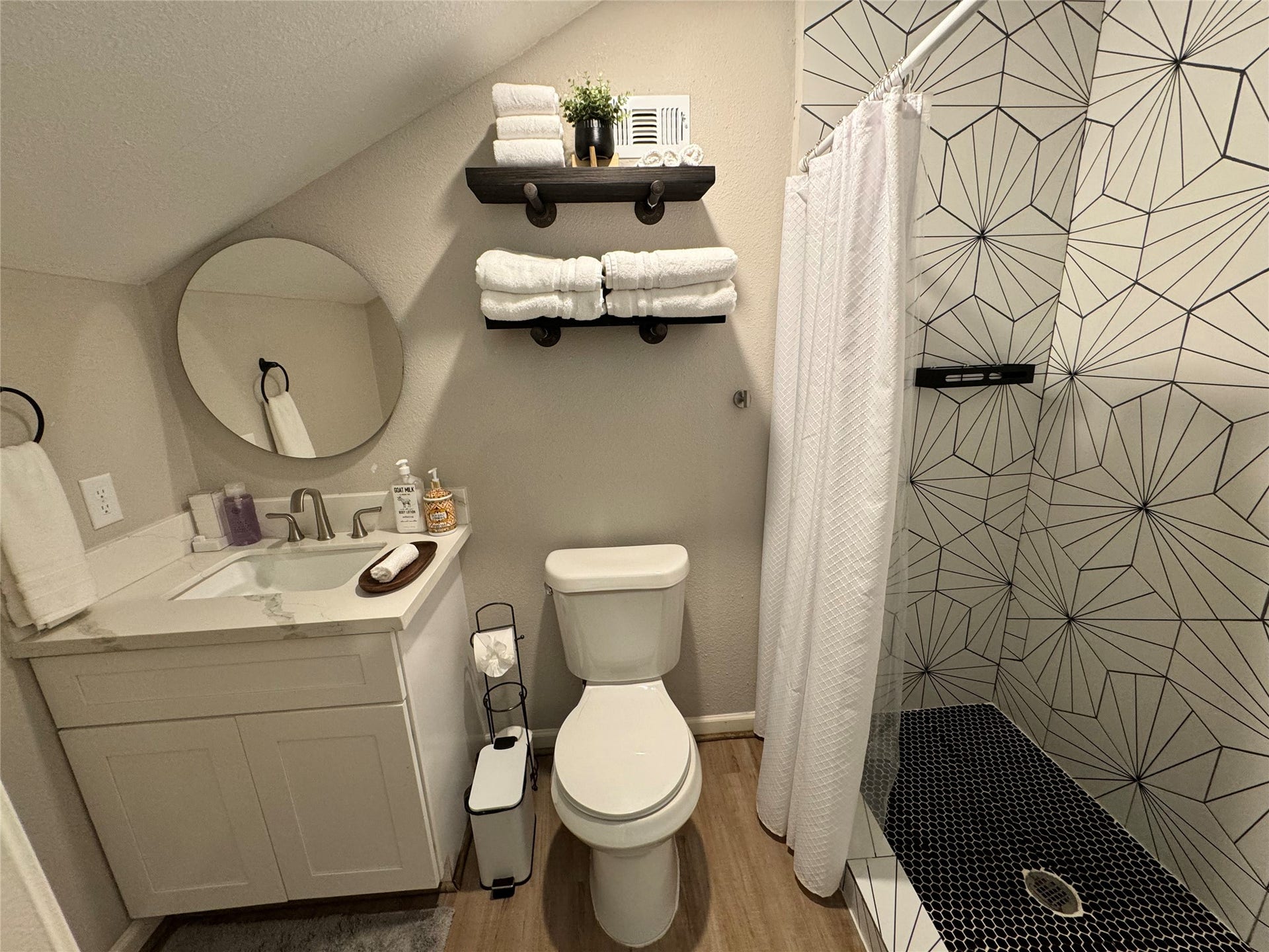 3931 Grayson Drive, Galveston, TX 77554 Upstairs bathroom