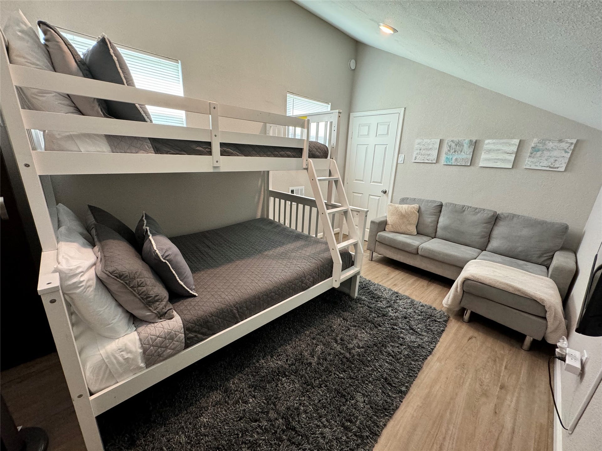 3931 Grayson Drive, Galveston, TX 77554 Upstairs bedroom
