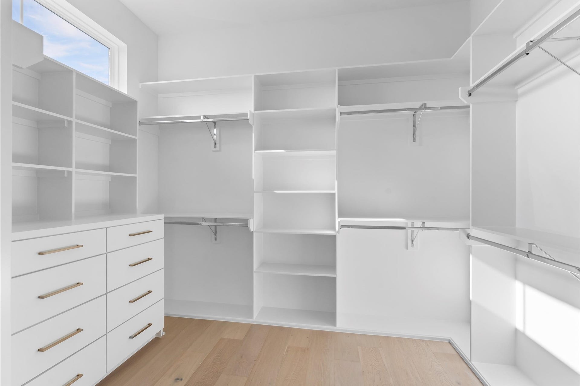 2926 Michaux Street, Houston, TX 77009 Massive primary walk-in closet.