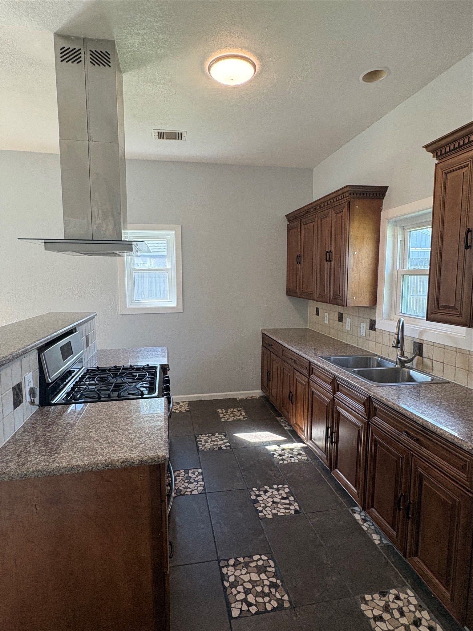 529 E Myrtle Street, Angleton, TX 77515 529 E Myrtle Street, Angleton, TX 77515