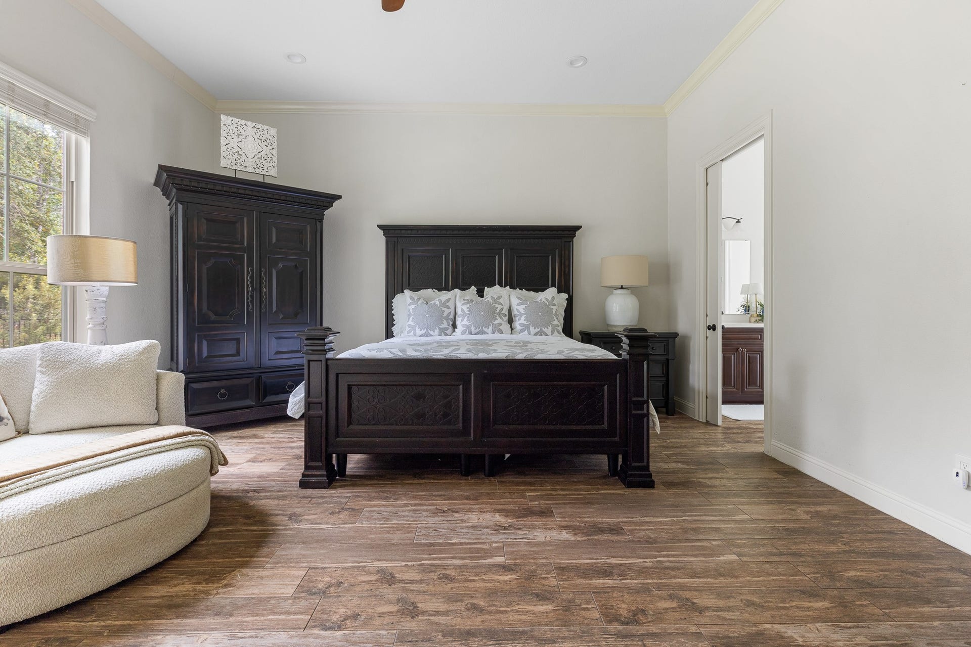 12134 S Tara Plantation Drive, Tomball, TX 77375 Primary Bedroom with ensuite and custom built ins, walk-in closet.