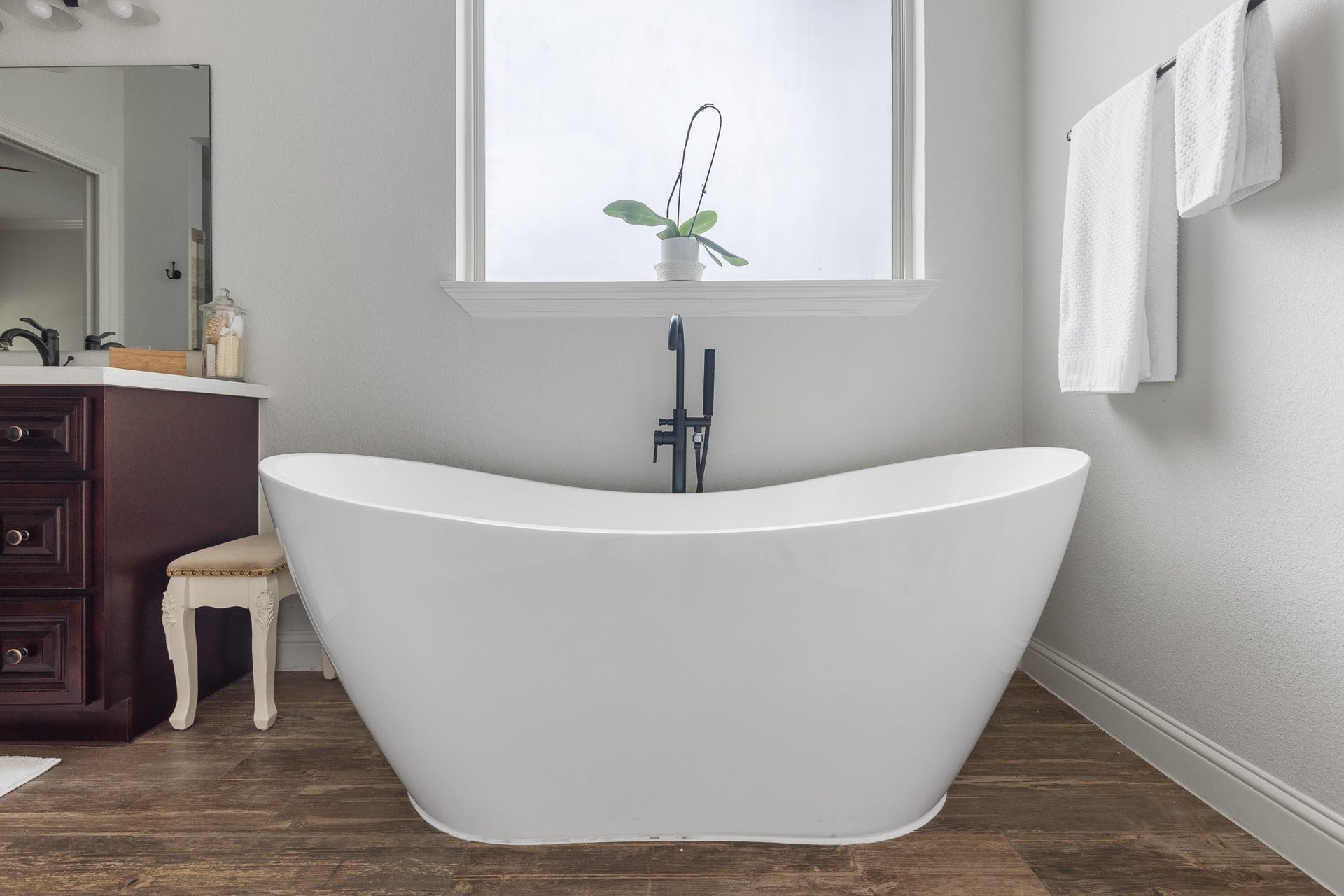 12134 S Tara Plantation Drive, Tomball, TX 77375 Soaker tub with wand fixtures