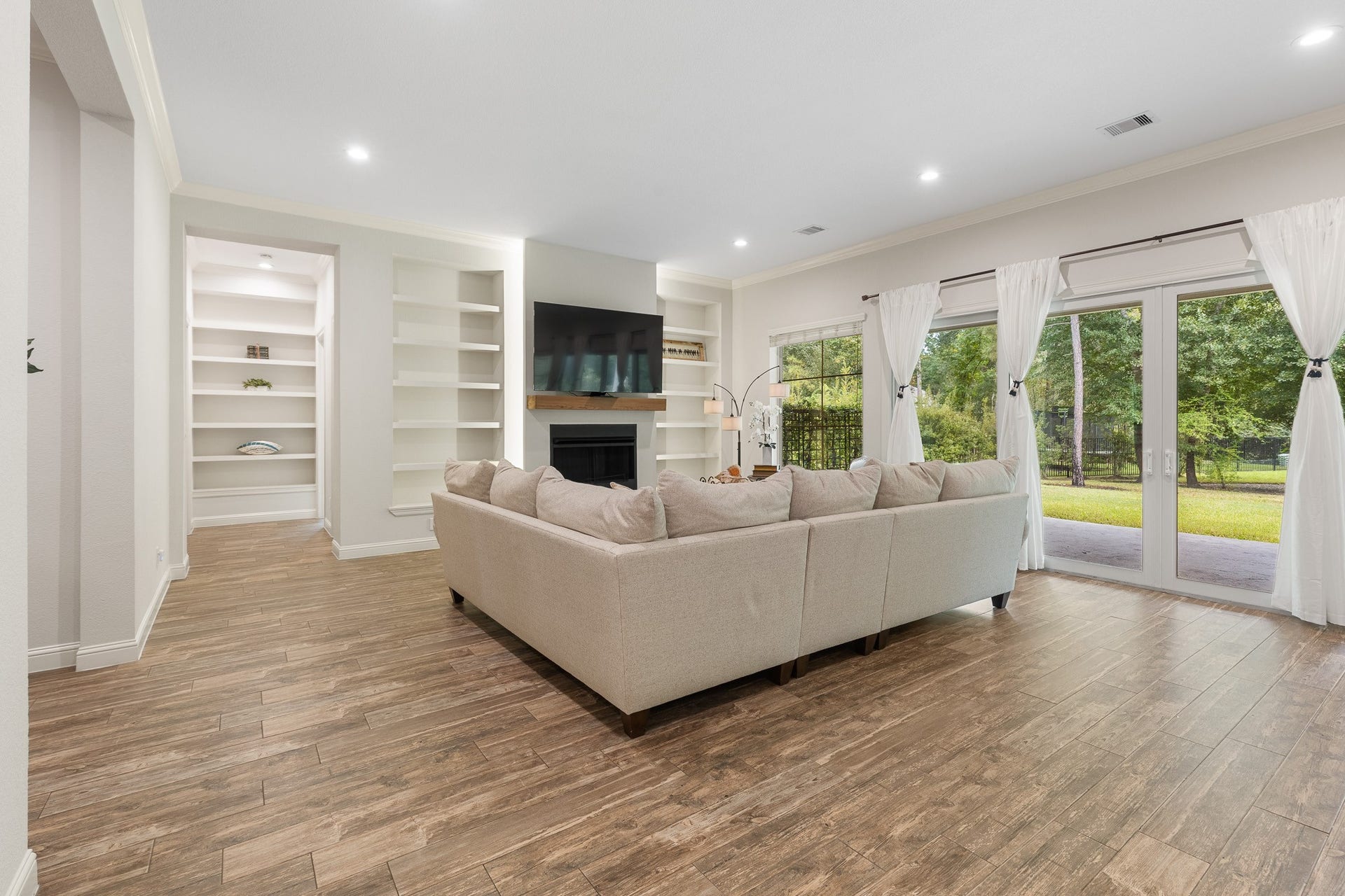 12134 S Tara Plantation Drive, Tomball, TX 77375 Floor to ceiling windows across the back giving a picturesque view.