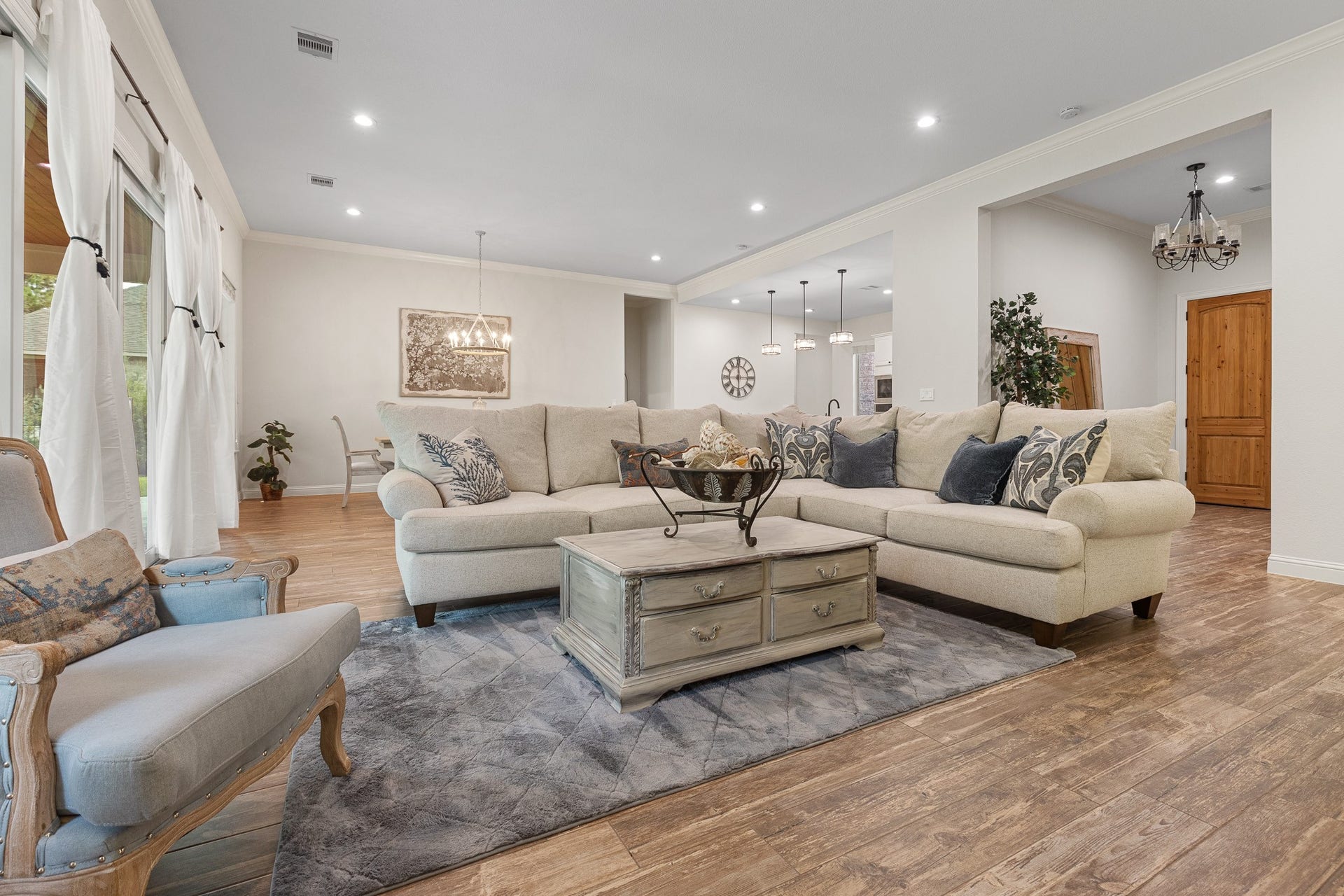 12134 S Tara Plantation Drive, Tomball, TX 77375 Open floor plan: Living room, Dining room and Kitchen with a choice between using 1 switch for ALL of the recessed lighting OR use individual switches to turn on/off.