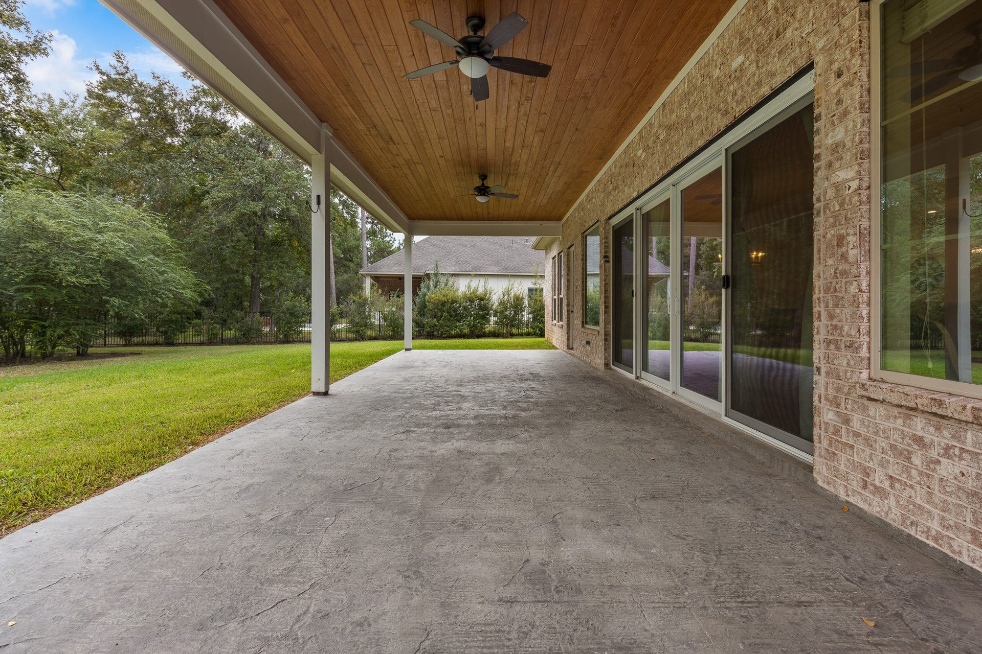 12134 S Tara Plantation Drive, Tomball, TX 77375 Full-length covered backyard patio.