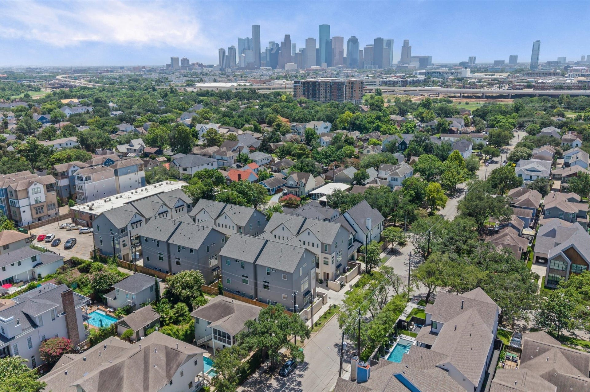 Woodlands Landing is located in the heart of the sought after Woodland Heights neighborhood, just minutes from Downtown.