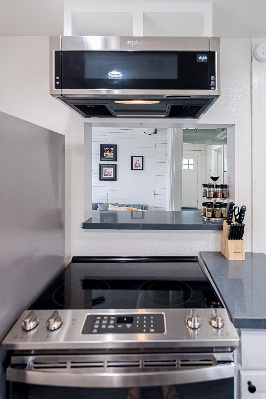 2511 Avenue L, Galveston, TX 77550 Stainless steel appliances