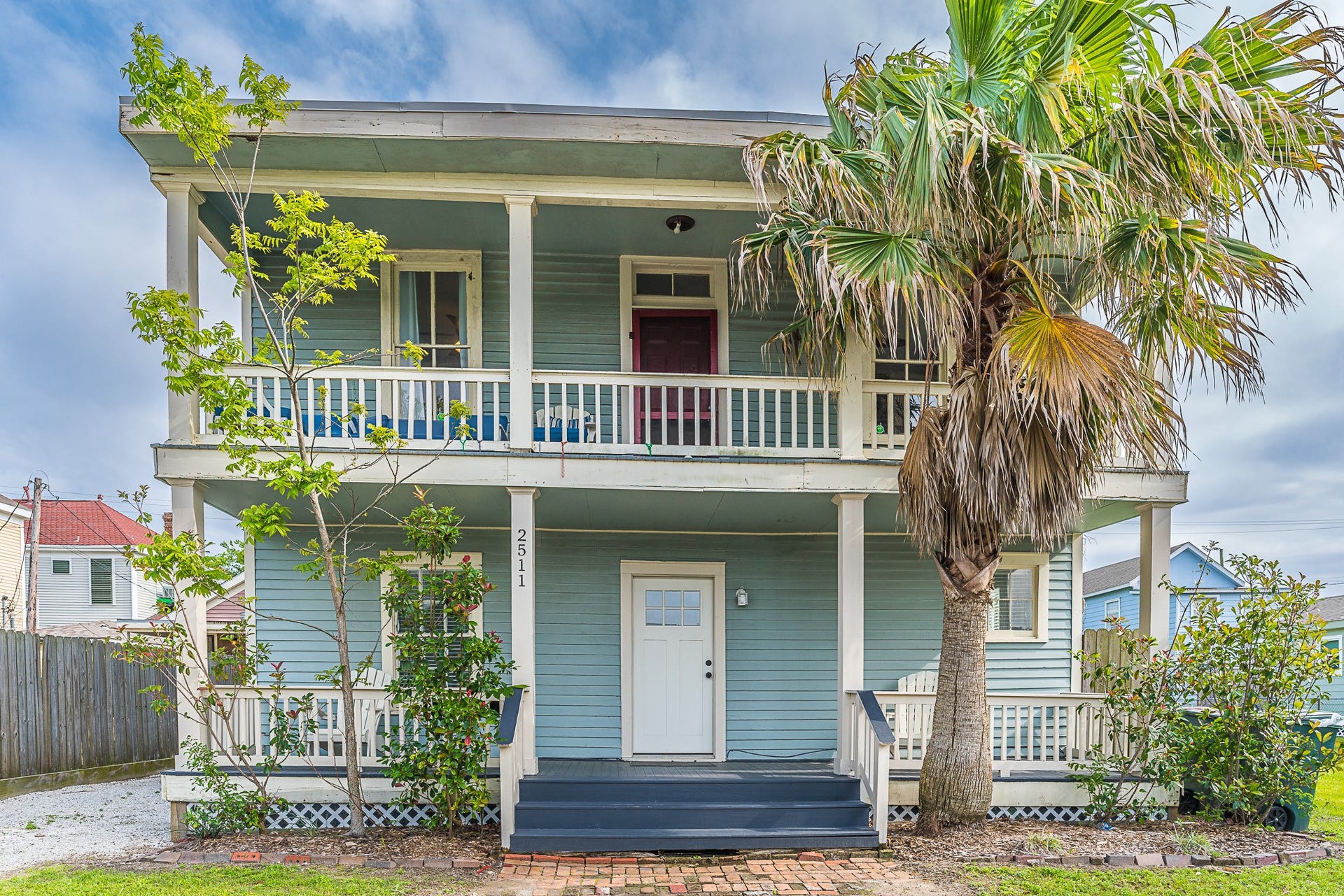 2511 Avenue L, Galveston, TX 77550 Welcome to the classic duplex at 2511 Avenue L!