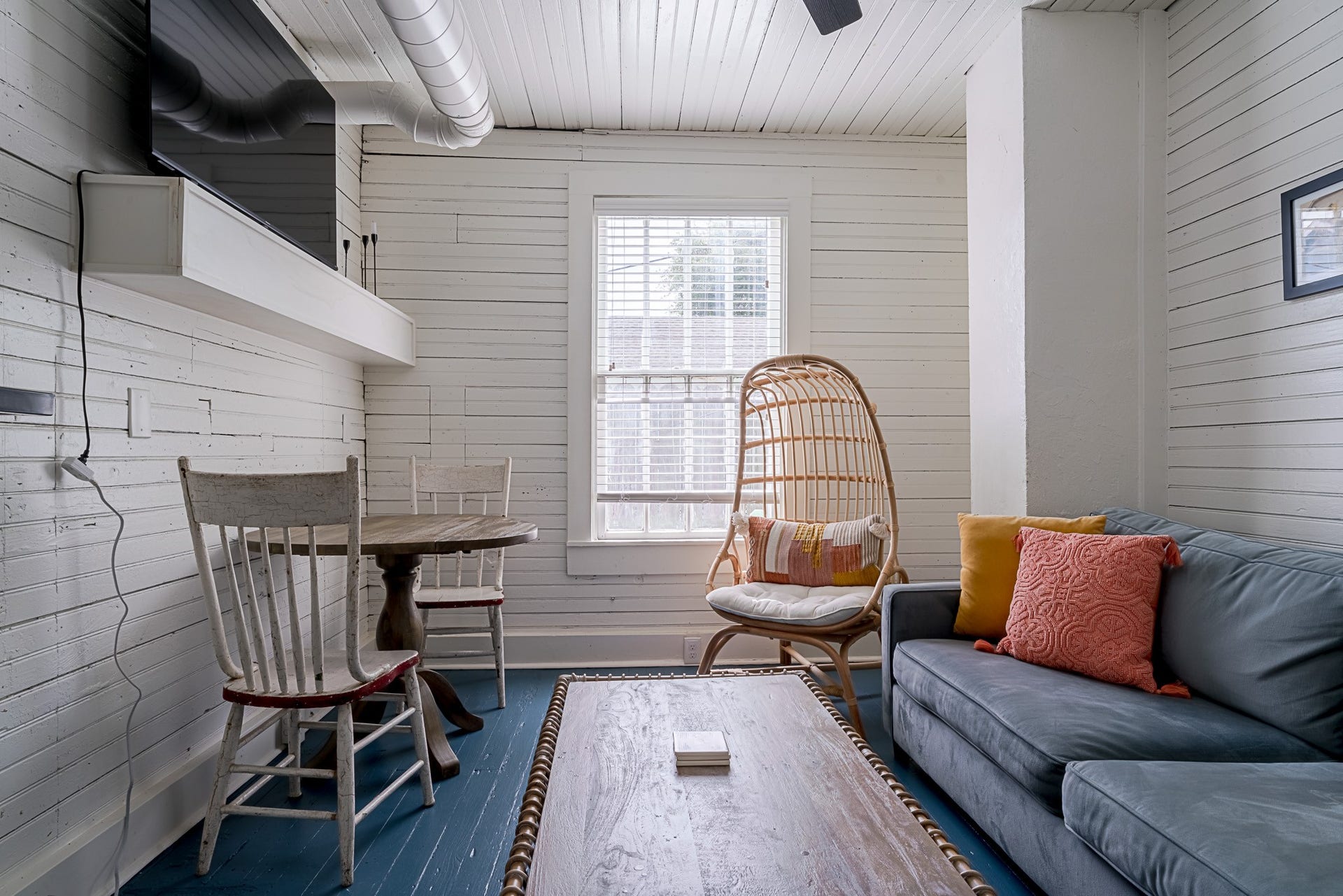 2511 Avenue L, Galveston, TX 77550 Lots of seating space