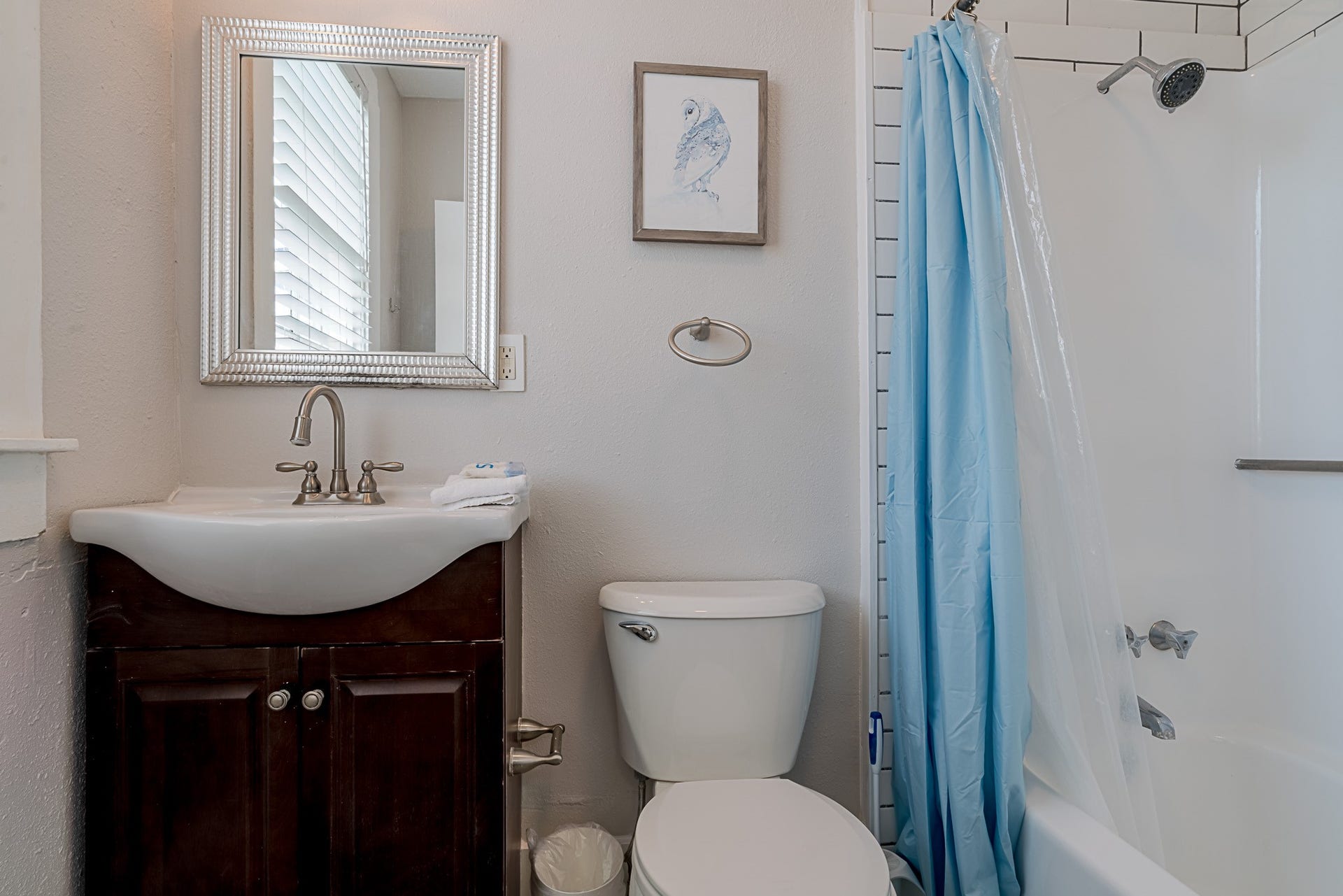 2511 Avenue L, Galveston, TX 77550 Second floor second bathroom