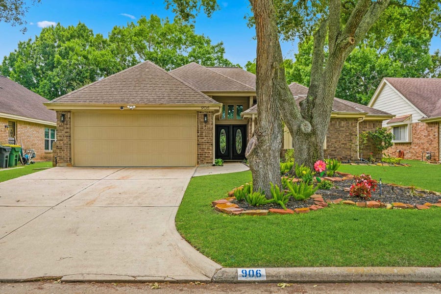 Property photo for 906 Maple Branch Lane, Pearland, TX