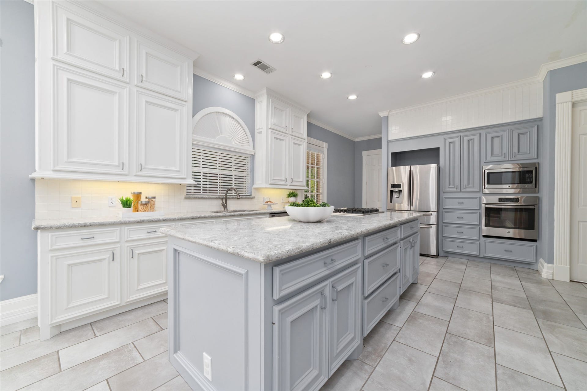 16114 Lafone Drive, Spring, TX 77379 Designed for both everyday living and easy entertaining, this beautiful kitchen offers an oversized island, abundant cabinetry, expansive countertop workspace and stainless steel appliances.